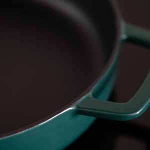 Combekk® Double Handle Skillet (28cm) – Enameled Recycled Cast Iron, Holly Green