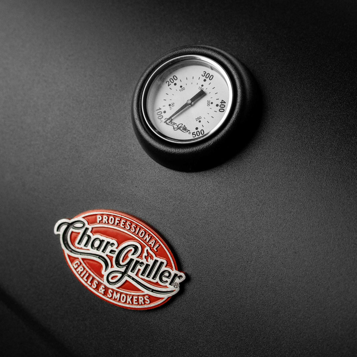 CHAR-GRILLER WRANGLER CHARCOAL BARRELL GRILL WITH METAL FRONT AND SIDE SHELF - Importeco