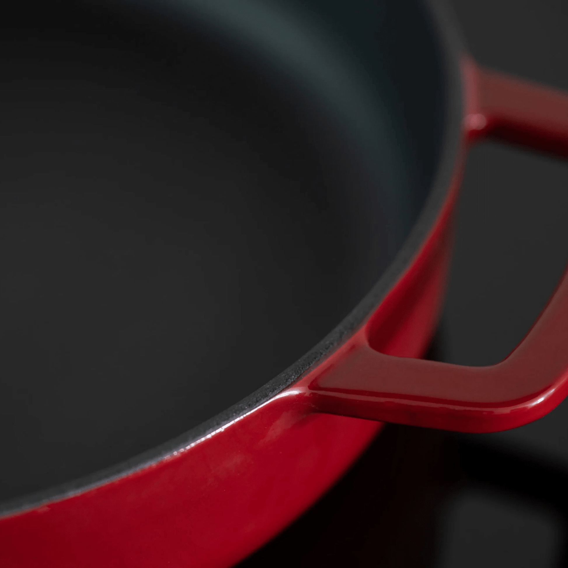Combekk® Double Handle Skillet (24cm) – Enameled Recycled Cast Iron, Bordeaux - Importeco