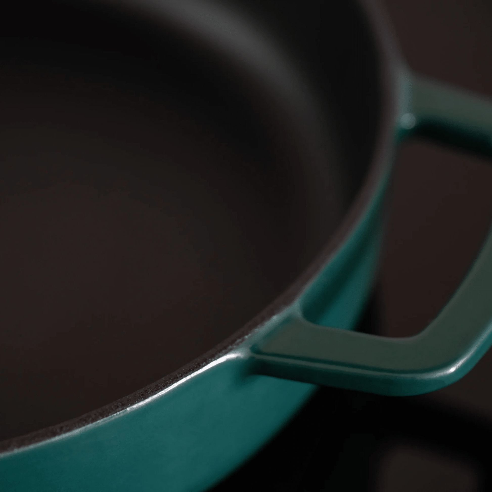 Combekk® Double Handle Skillet (24cm) – Enameled Recycled Cast Iron, Holly Green - Importeco