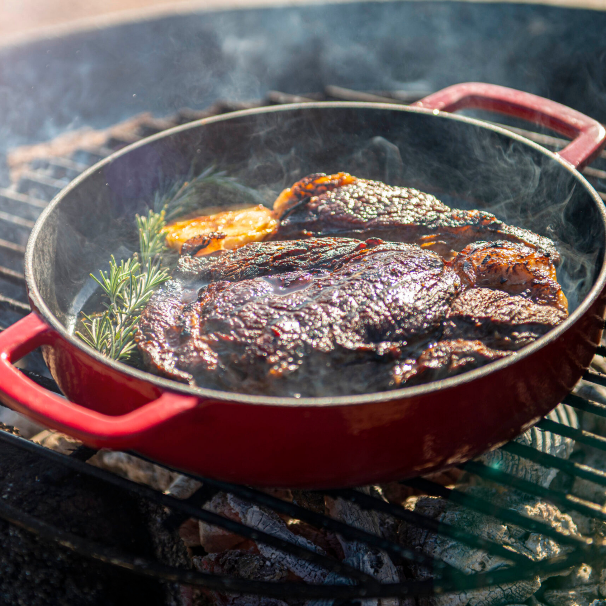 Combekk Sous-Chef Double Handle Fry Pan (28cm) – Enameled Recycled Cast Iron, Red - Importeco